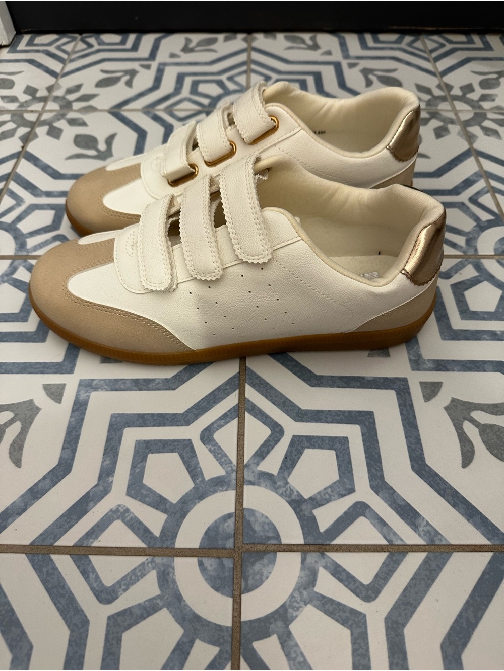 Dolce Vita Cream & Tan Womens Velcro Sneakers